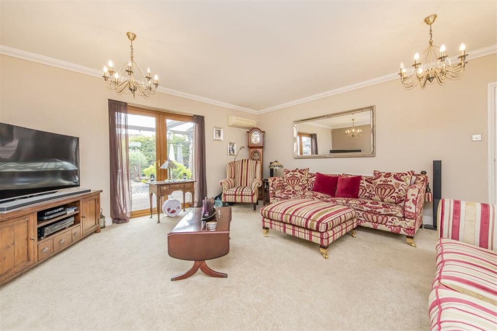 4 bedroom detached house for sale in De Vere Road, Thrapston, Kettering