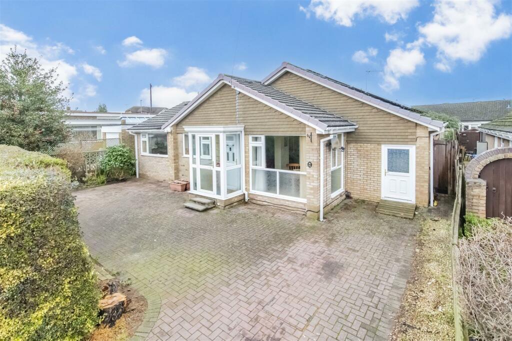 4 bedroom bungalow for sale in Queensway, Burton Latimer, NN15