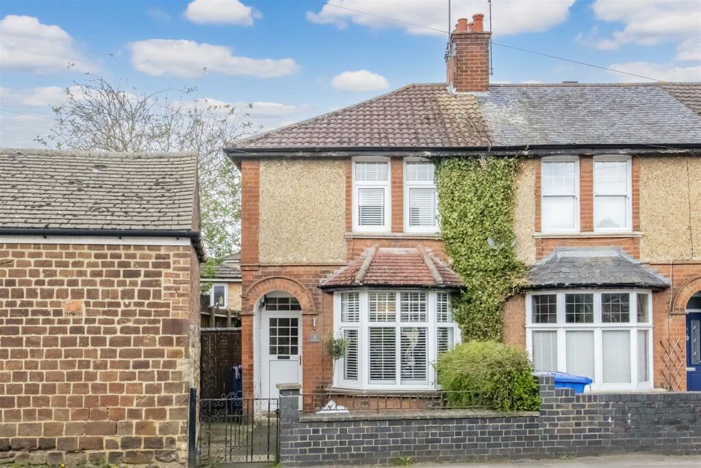 2 bedroom end of terrace house for sale in Church Street, Burton