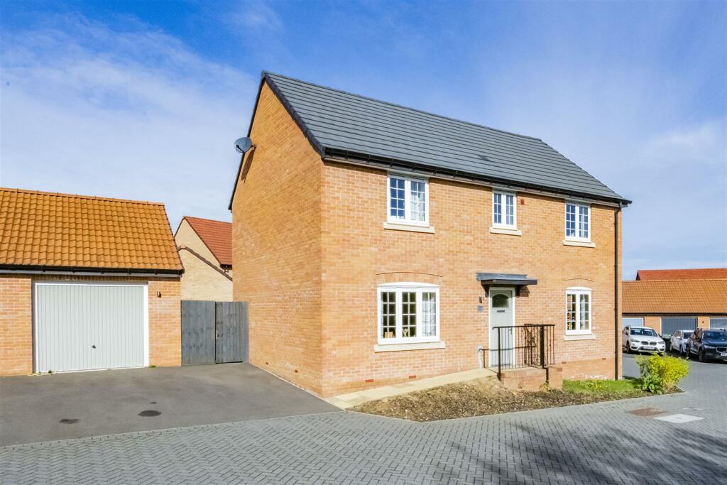 4 bedroom detached house for sale in Johnson Close, Burton Latimer, NN15