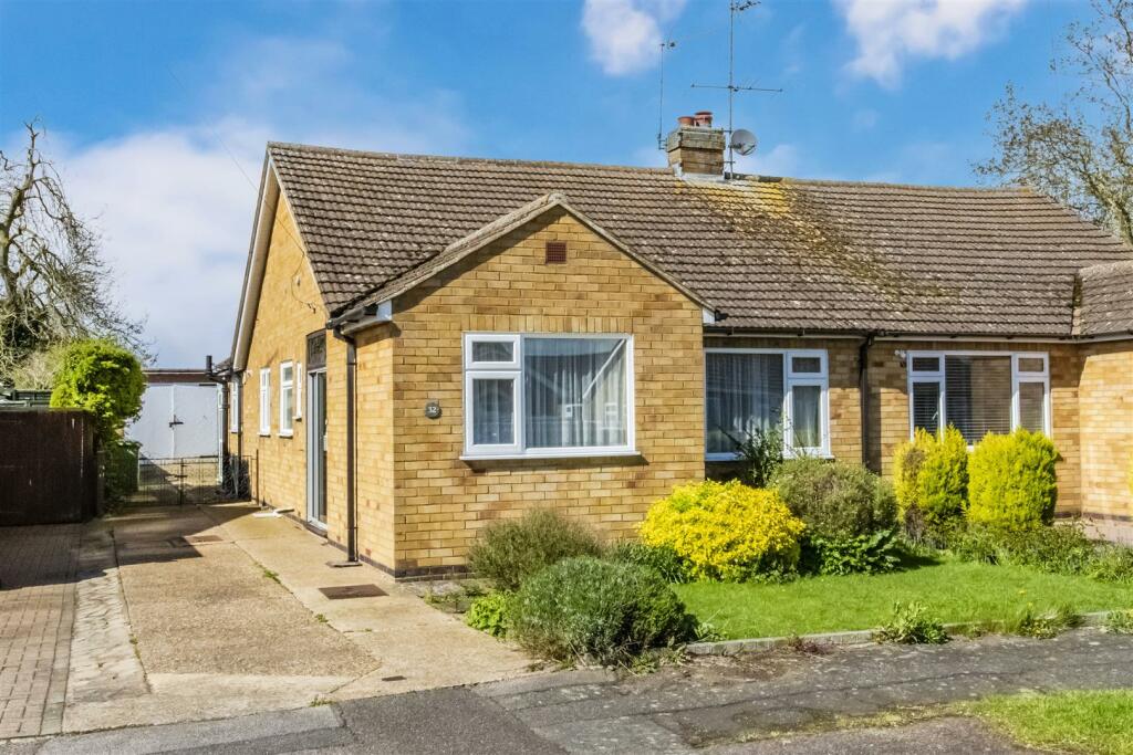 4 bedroom bungalow for sale in Tingdene Road, Finedon, NN9