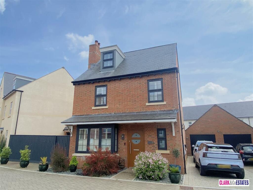 4 bedroom detached house for sale in Market Mews, Seabrook Orchards, Exeter, EX2