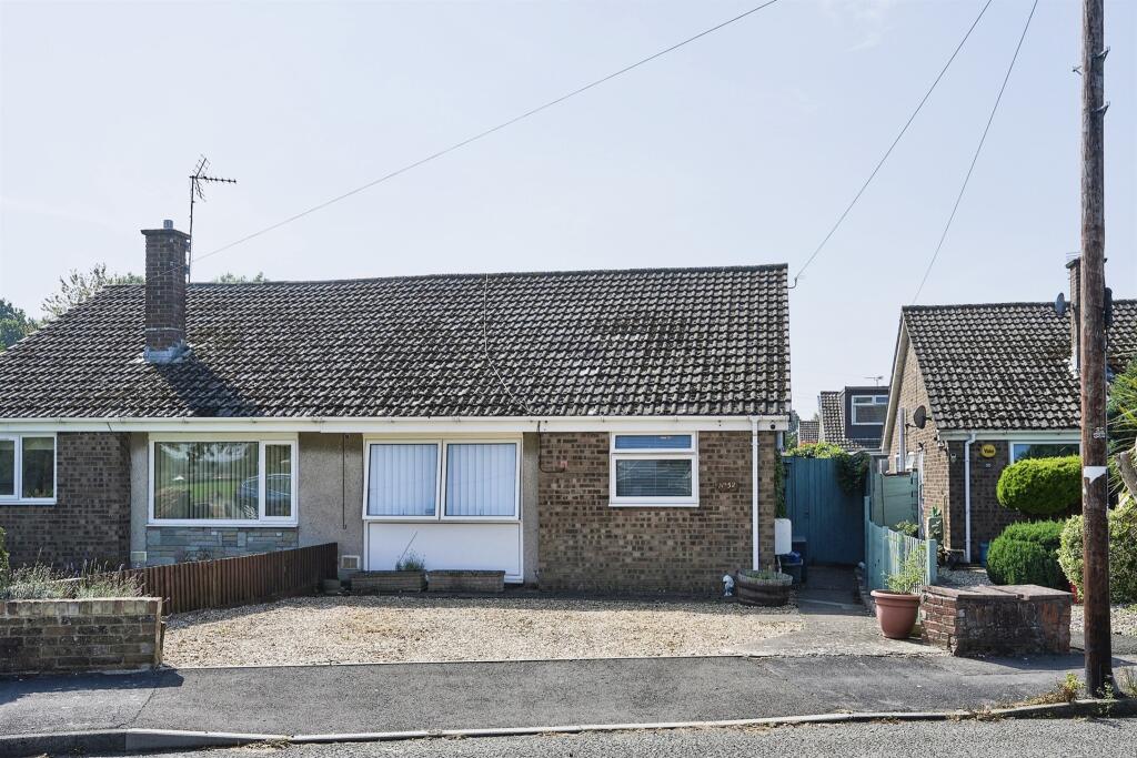 2 bedroom semidetached bungalow for sale in Mill Lane, CALDICOT, NP26