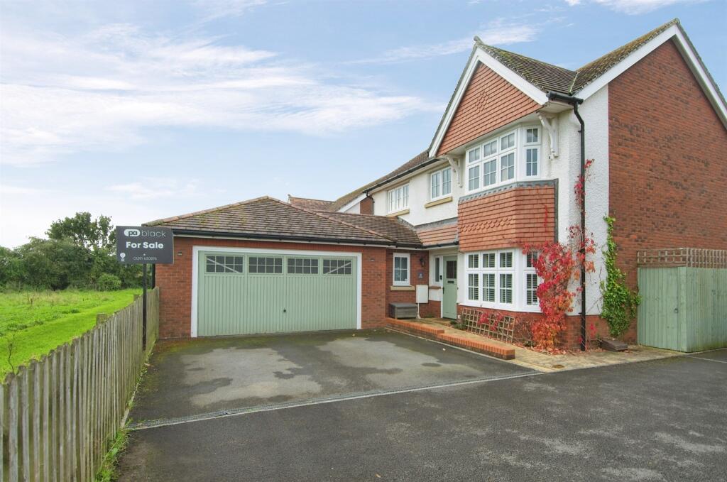 4 bedroom detached house for sale in Heol Sirhowy, Caldicot, NP26