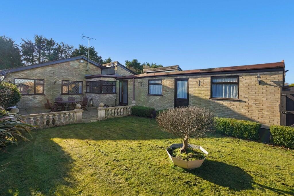 4 bedroom detached bungalow for sale in Links Road, Gorleston, NR31