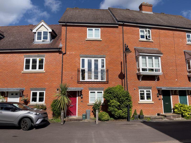 3 bedroom terraced house for sale in Wolage Drive, Wantage, OX12