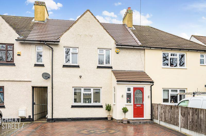 4 bedroom terraced house for sale in Suttons Avenue, Hornchurch, RM12