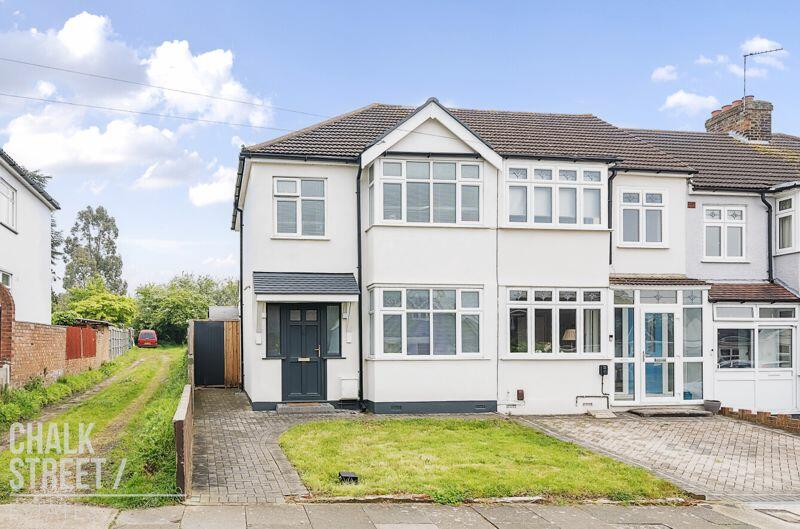 3 bedroom end of terrace house for sale in Felstead Road, Collier Row, RM5