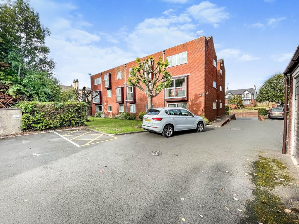 2 bedroom apartment for sale in Flat , Richmond Gardens, High Street