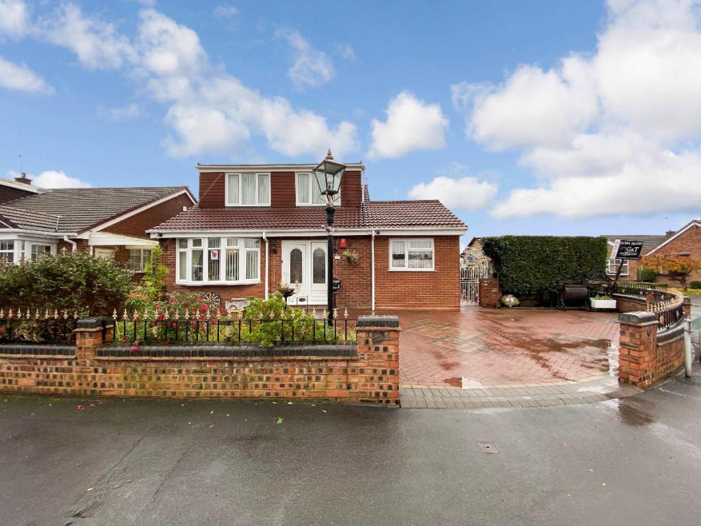3 bedroom bungalow for sale in Maple Leaf Road, Wednesbury, WS10