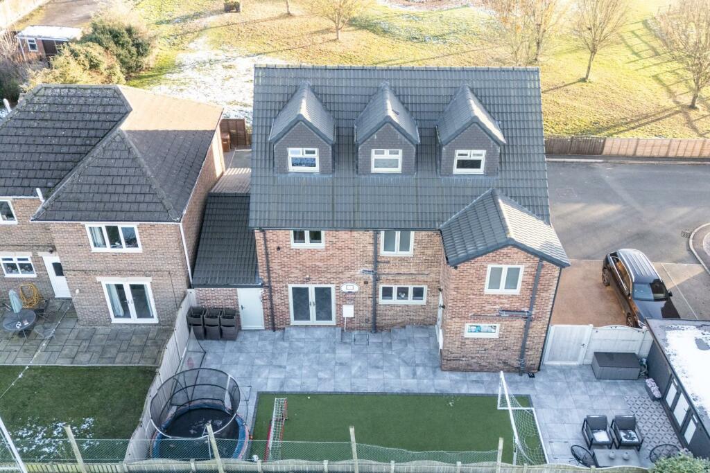 5 bedroom detached house for sale in Park View, Normanton, WF6