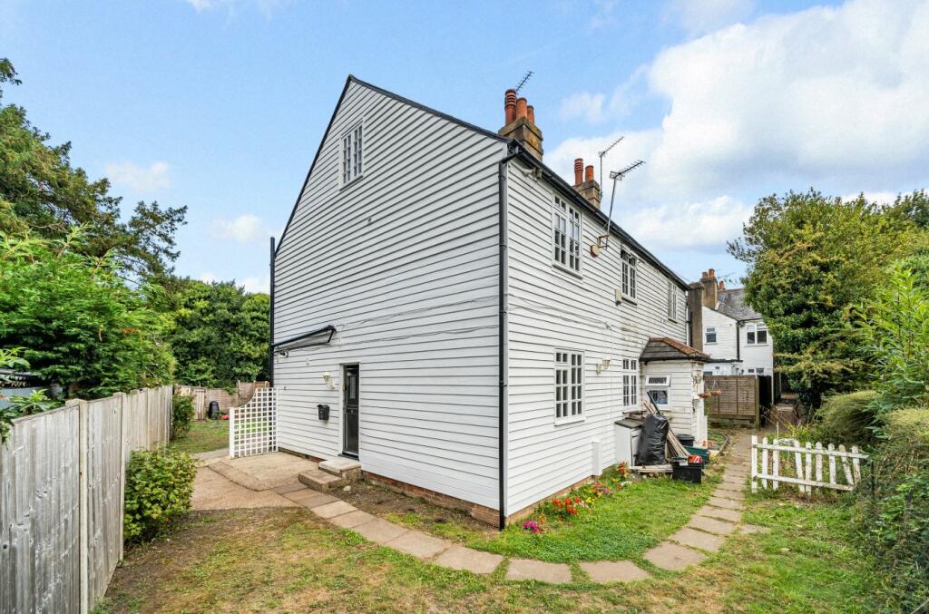 2 bedroom end of terrace house for rent in Hollybush Lane, Chelsfield