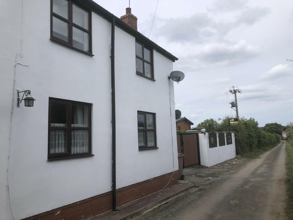 3 bedroom semidetached house for sale in Marsh Lane, Ryhill, Hull, HU12