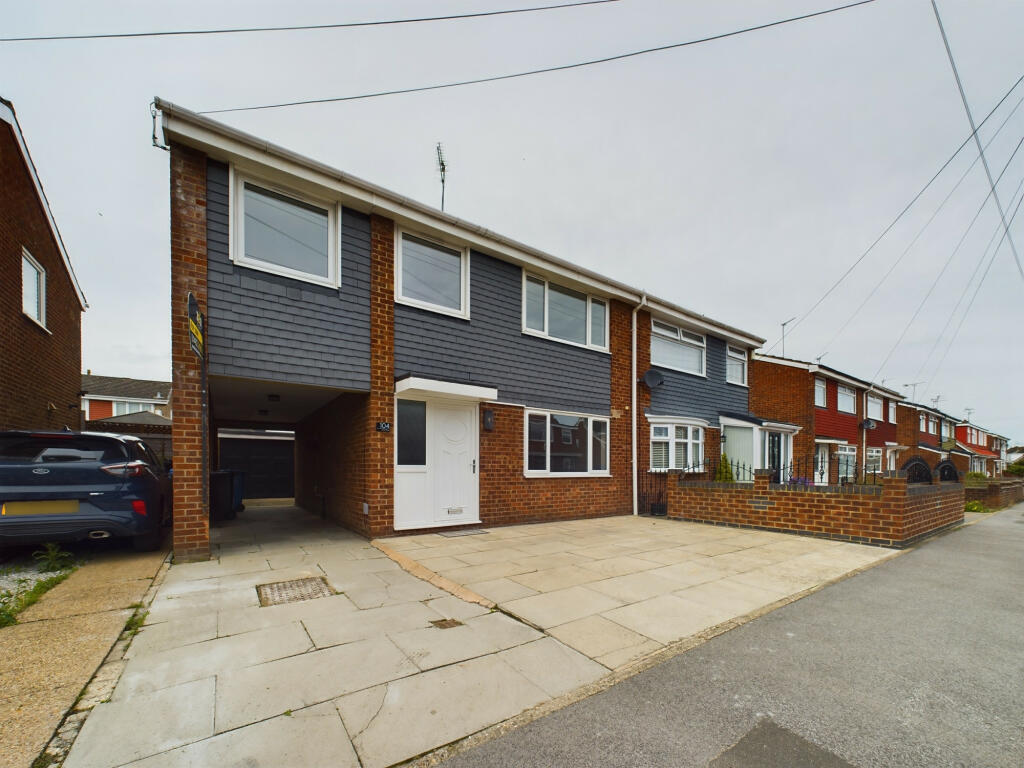 4 bedroom semidetached house for sale in Astral Way, Hull, HU7