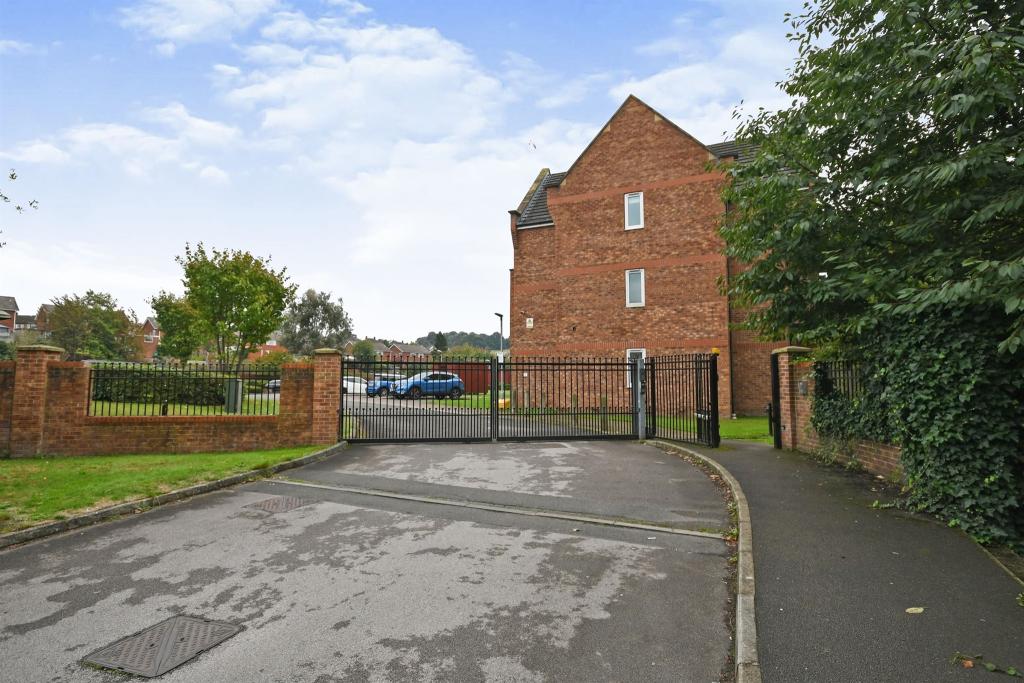 2 bedroom apartment for sale in Tapton Lock Hill, Chesterfield, S41