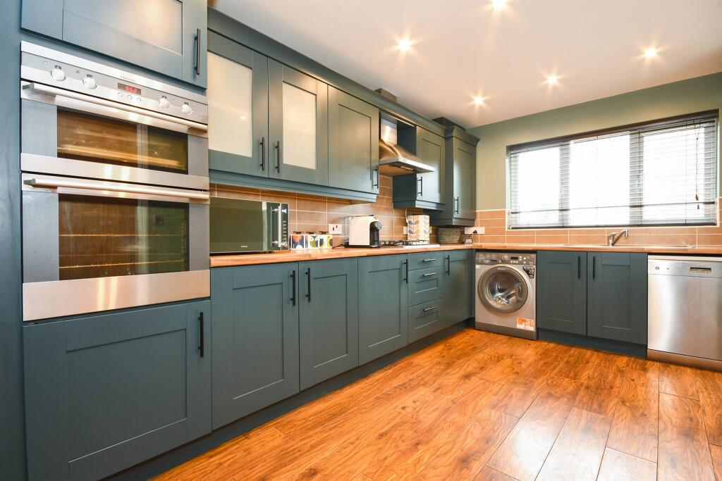 5 bedroom detached house for sale in Old Pheasant Court, Brookside