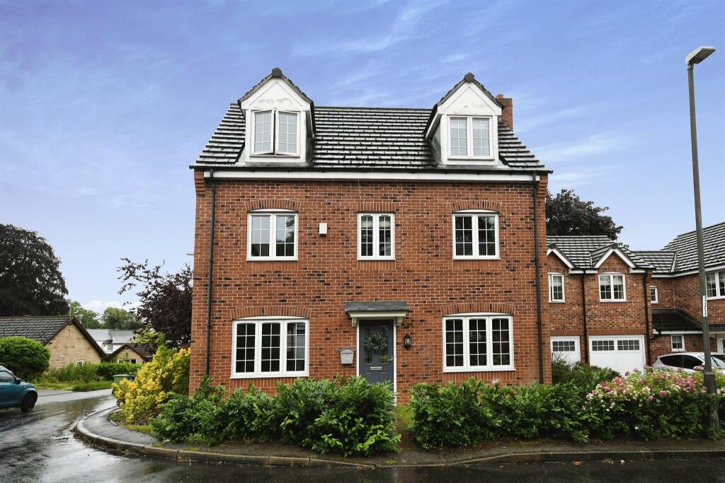 5 bedroom detached house for sale in Old Pheasant Court, Brookside