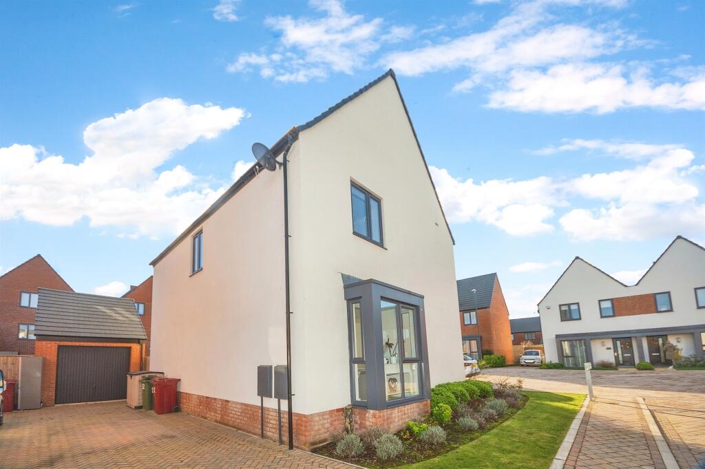 4 bedroom detached house for sale in Hornbeam Lane, Wingerworth