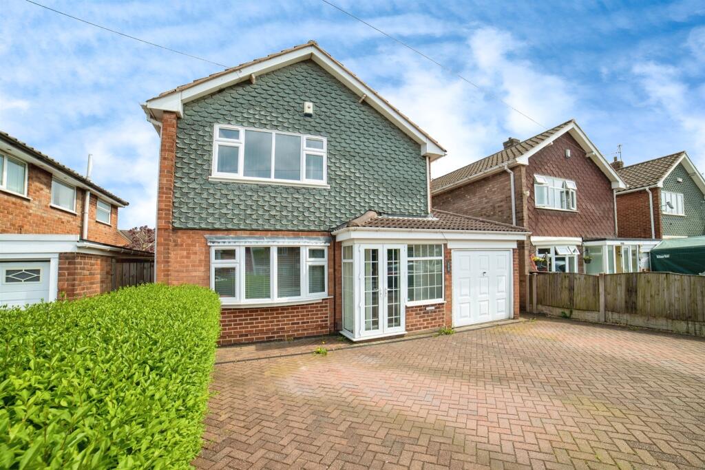 3 bedroom detached house for sale in Westbourne Road, SuttonIn
