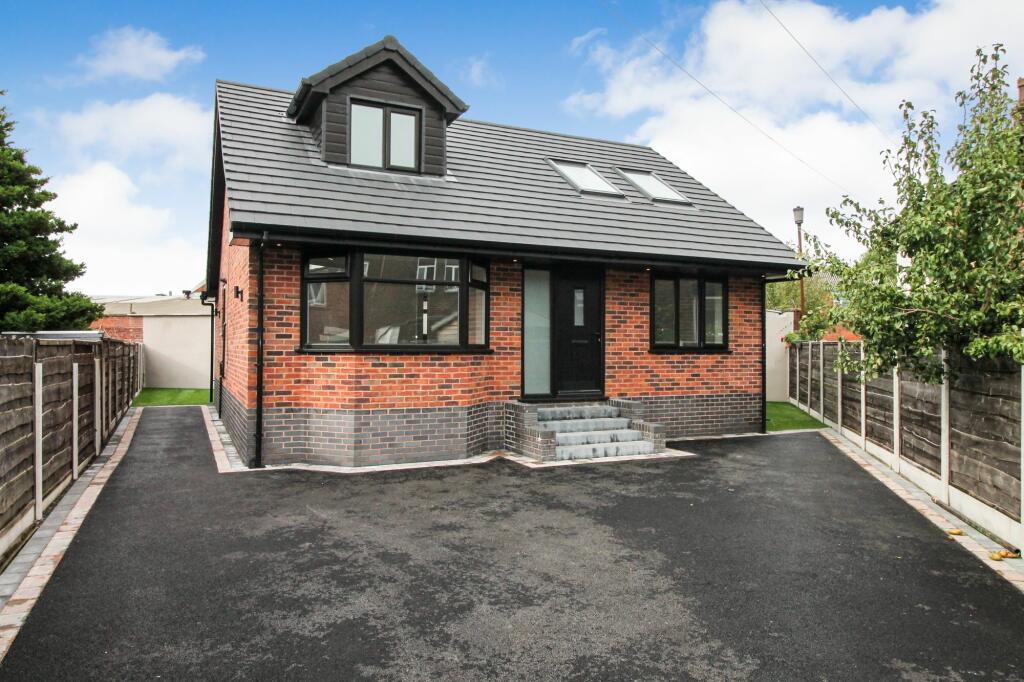 4 bedroom detached house for sale in Back Dumers Lane North, Radcliffe, M26