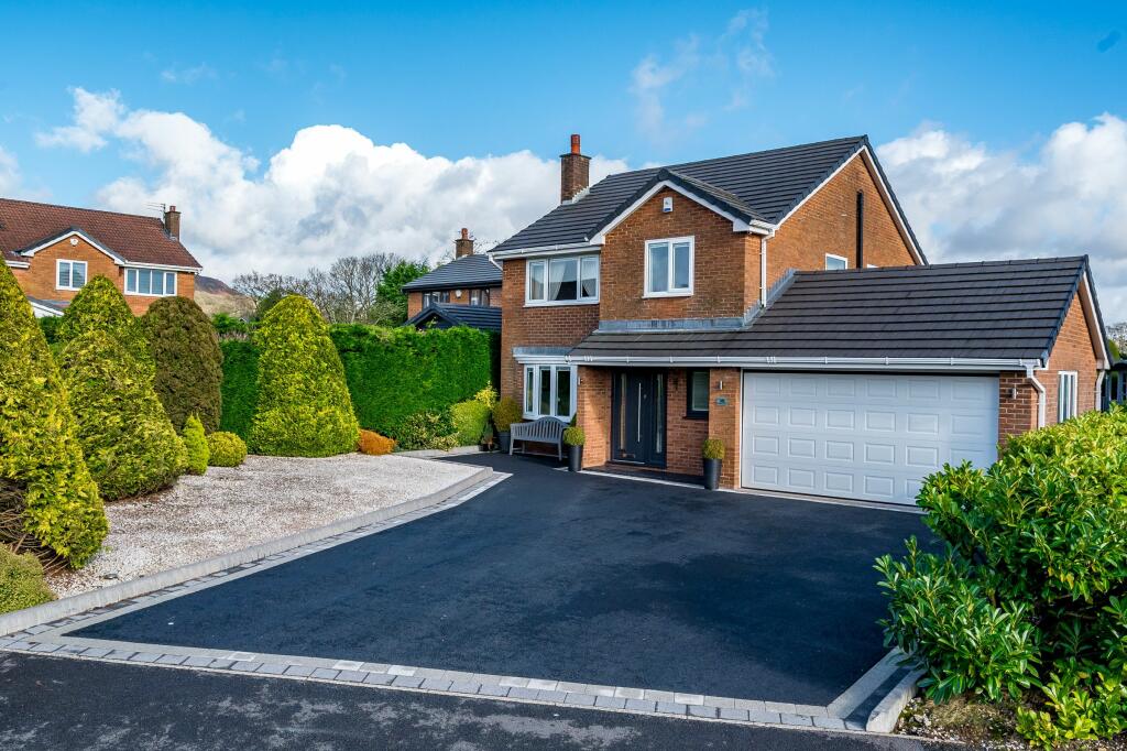 4 bedroom detached house for sale in Larkfield Close, Greenmount, BL8
