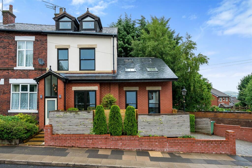 3 bedroom end of terrace house for sale in Brandlesholme Road