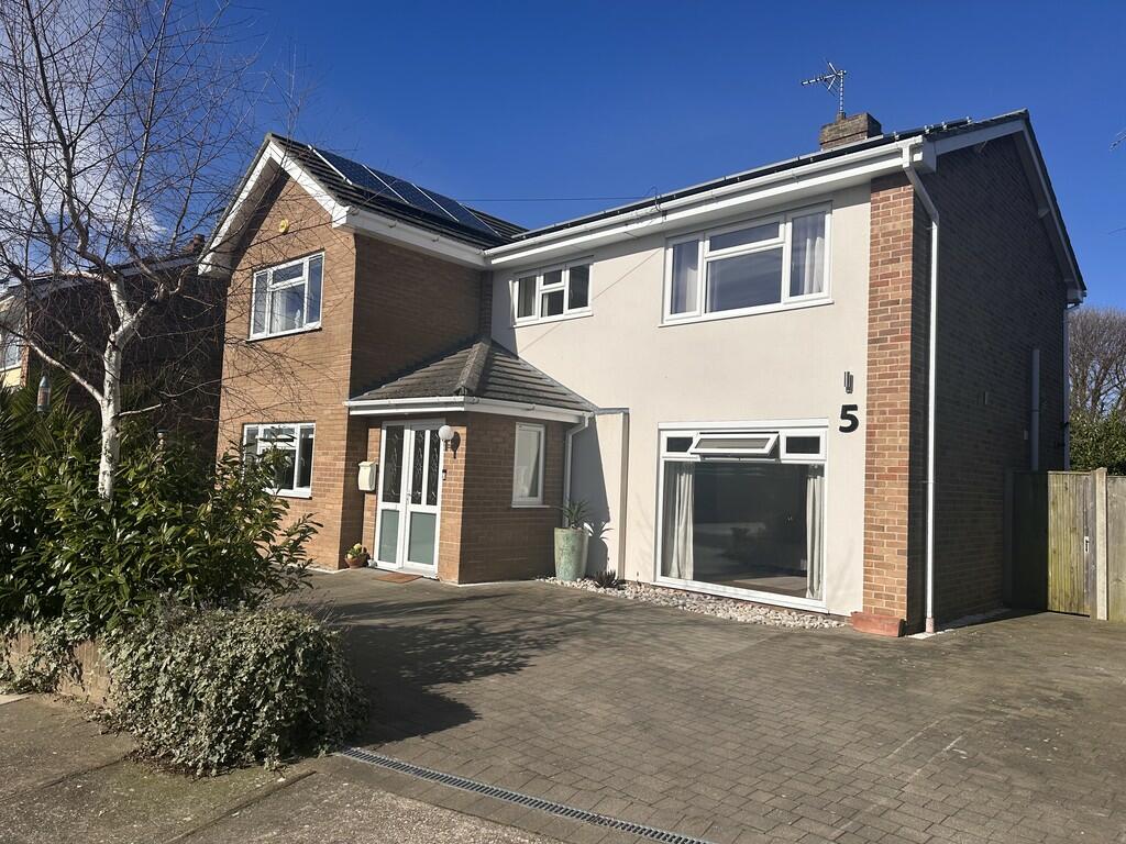 5 bedroom detached house for sale in Glebe Close, Gunton, Lowestoft, NR32