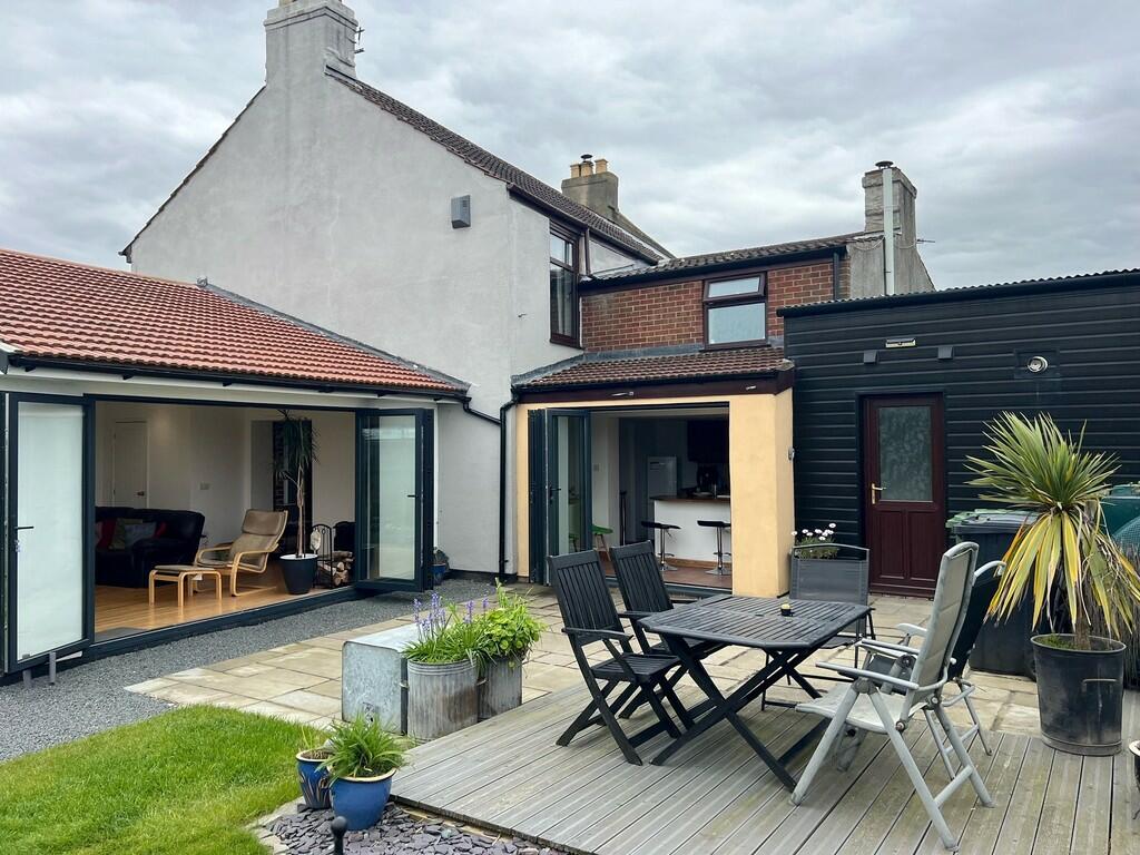 3 bedroom semidetached house for sale in Beccles Road, Bradwell, NR31