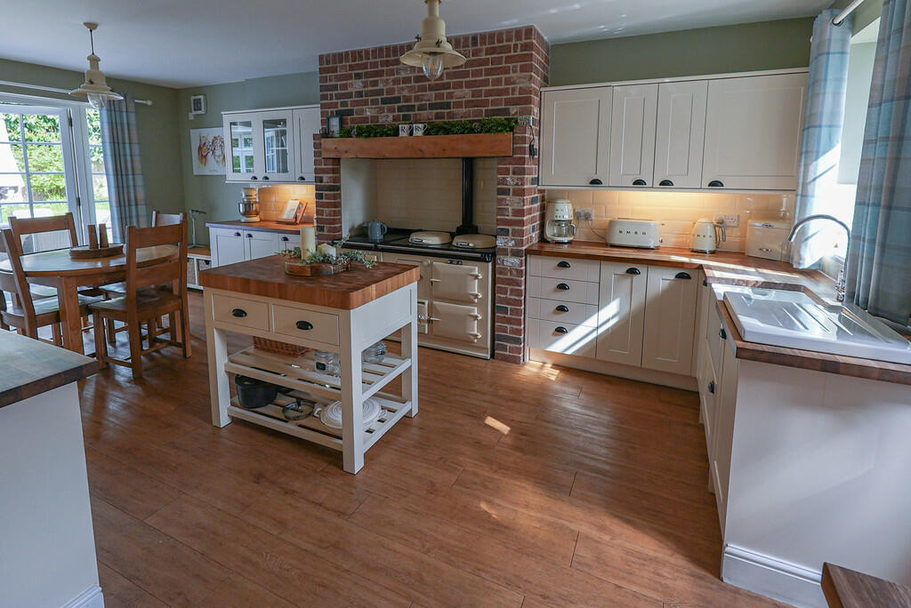 5 bedroom detached house for sale in Beccles Road, Fritton, Great