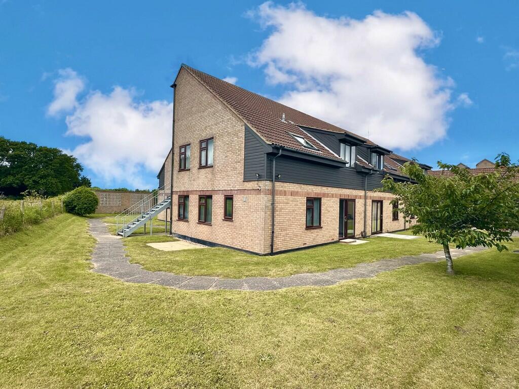 2 bedroom ground floor flat for sale in Links Road, Gorleston, NR31