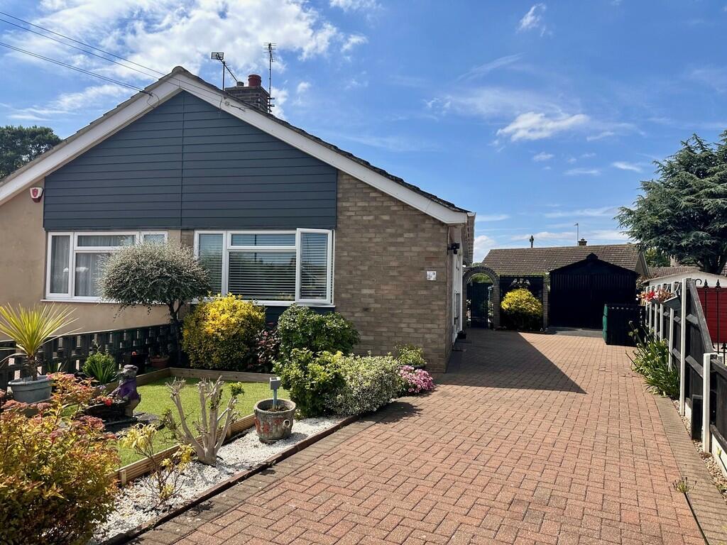 2 bedroom semidetached bungalow for sale in Hawthorn Crescent