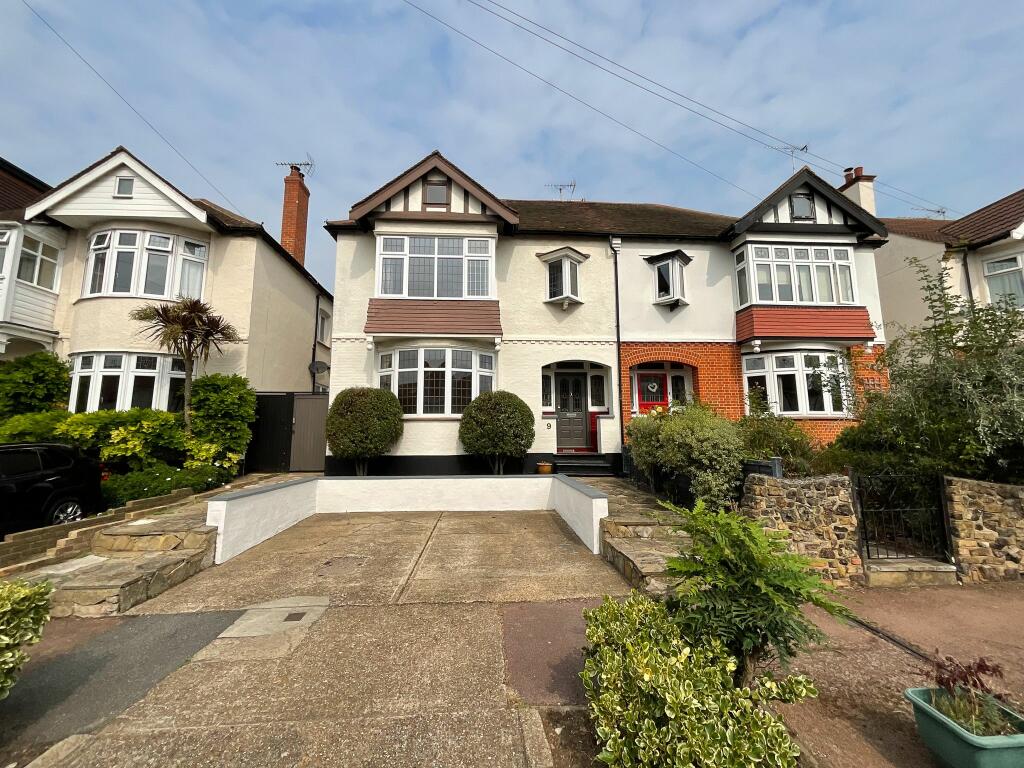 4 bedroom semidetached house for rent in Woodfield Gardens, Leighon