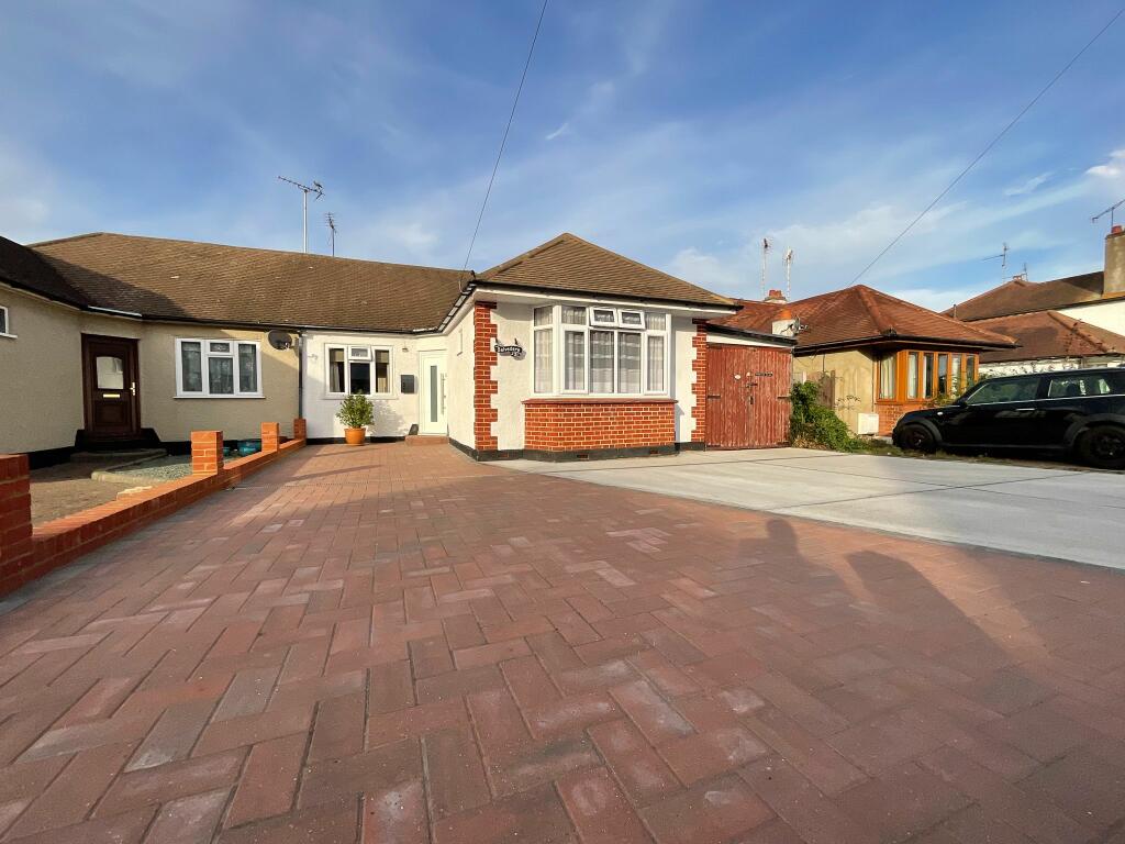 3 bedroom bungalow for sale in Midhurst Avenue, WestcliffonSea, SS0