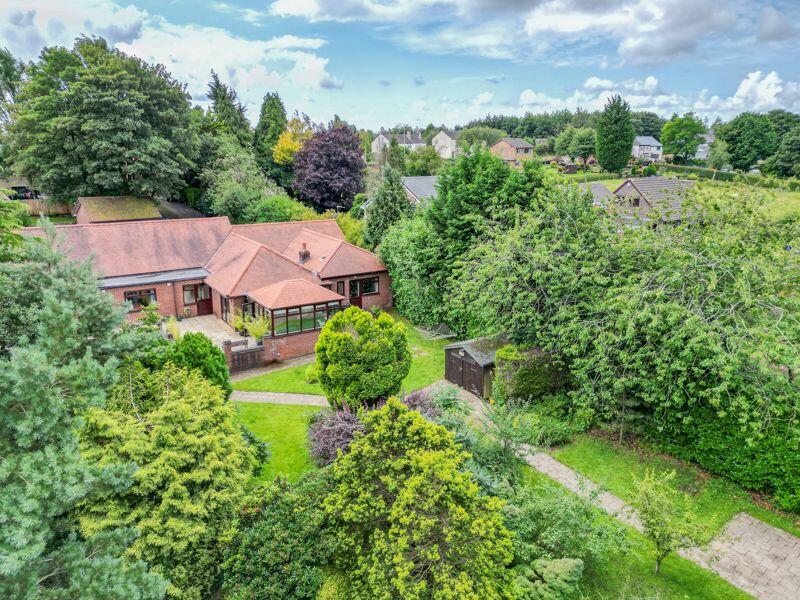 6 bedroom detached house for sale in Spacious Bungalow, Ryecroft Drive