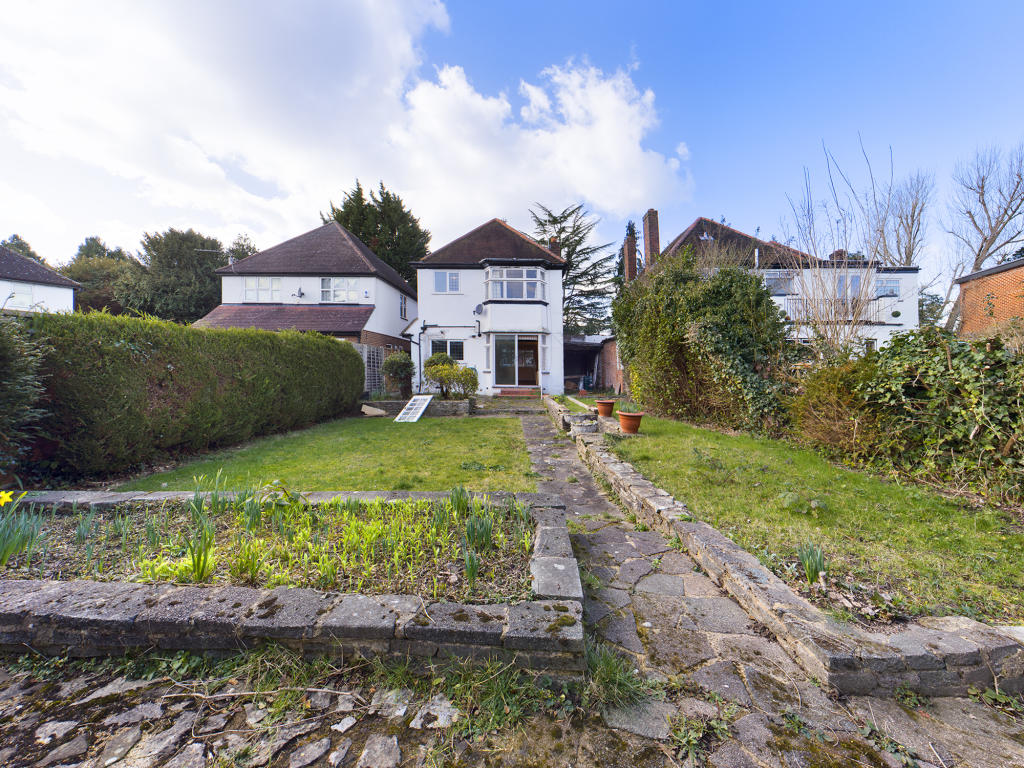 3 bedroom detached house for sale in St Lawrence Drive, Pinner, HA5