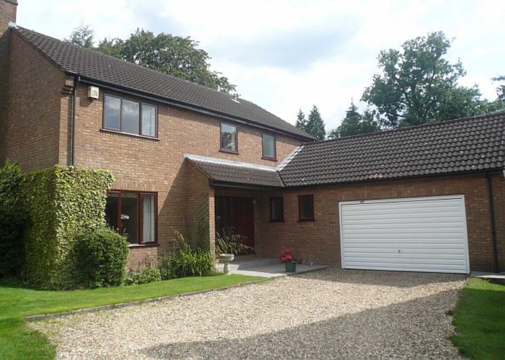 4 bedroom detached house for rent in Woodhouse Eaves, Northwood, HA6