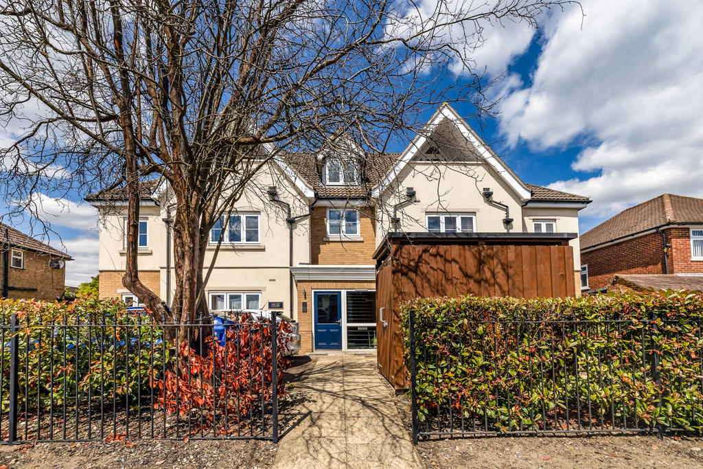 2 bedroom apartment for sale in Sunningdale Avenue, Ruislip, HA4