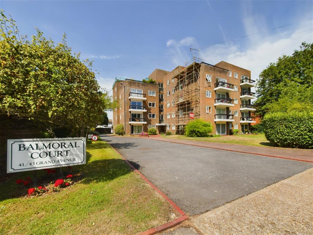 3 bedroom flat for sale in Balmoral Court Grand Avenue, Worthing, BN11