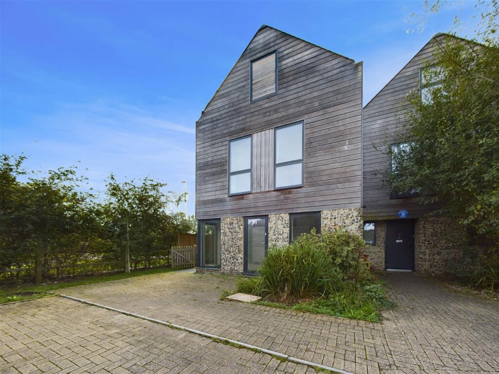 4 bedroom semidetached house for sale in Fulbeck Avenue, Worthing, BN13