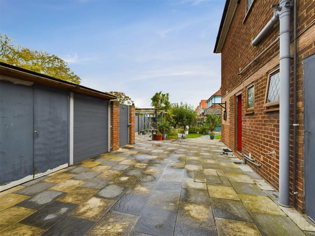 Additional property image - George V Avenue, Worthing, BN11