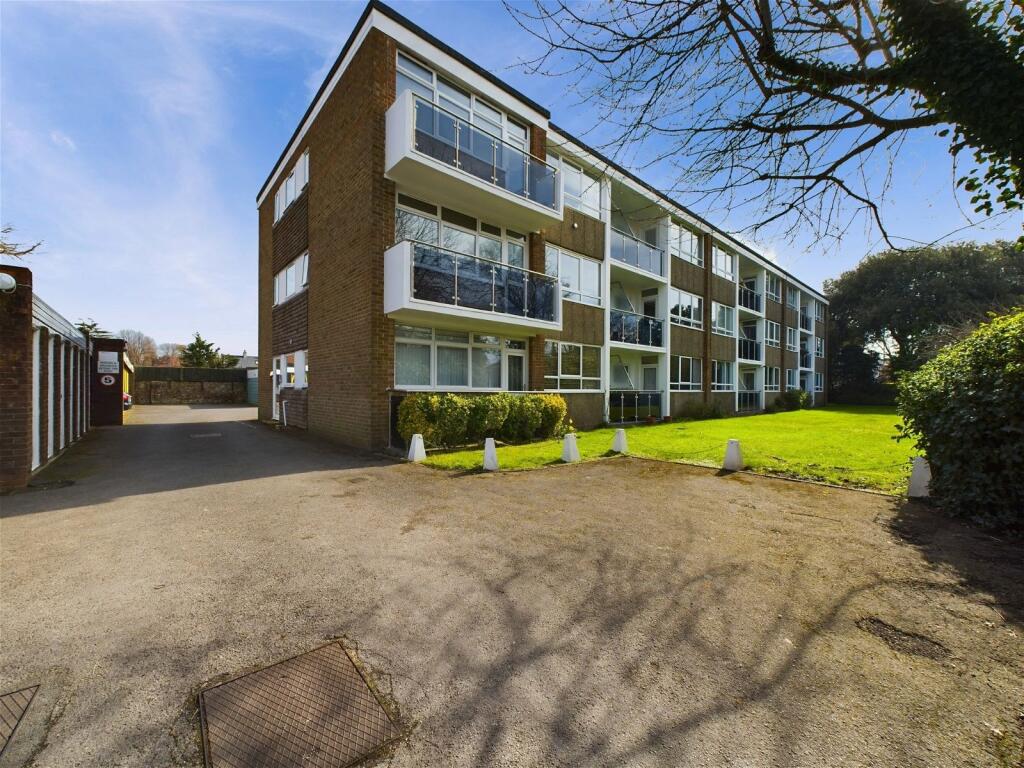 Studio flat for sale in Llandaff Court, Downview Road, Worthing, BN11