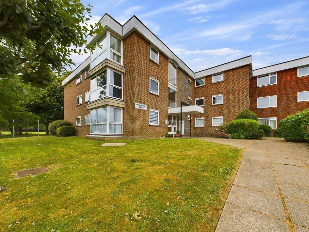 2 bedroom flat for sale in Meadowside Court Goring Street, Goringby