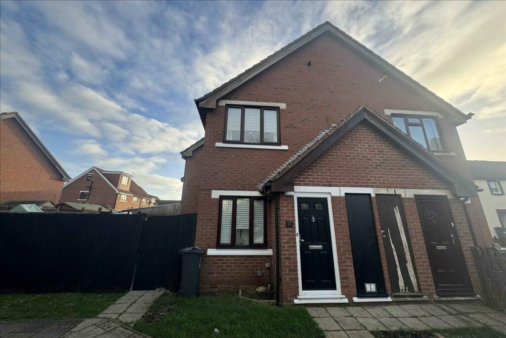 1 bedroom house for sale in Padbury Close, Bedfont, Middlesex, TW14