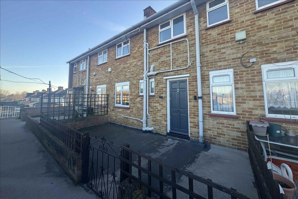 3 bedroom flat for sale in Uxbridge Road, Feltham, TW13