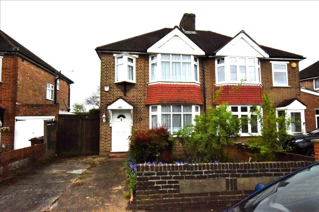 3 bedroom semidetached house for sale in Boundaries Road, Feltham