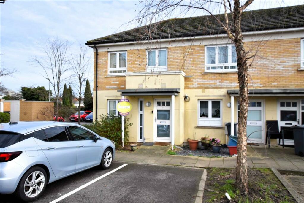 3 bedroom end of terrace house for sale in Elvedon Road, Feltham