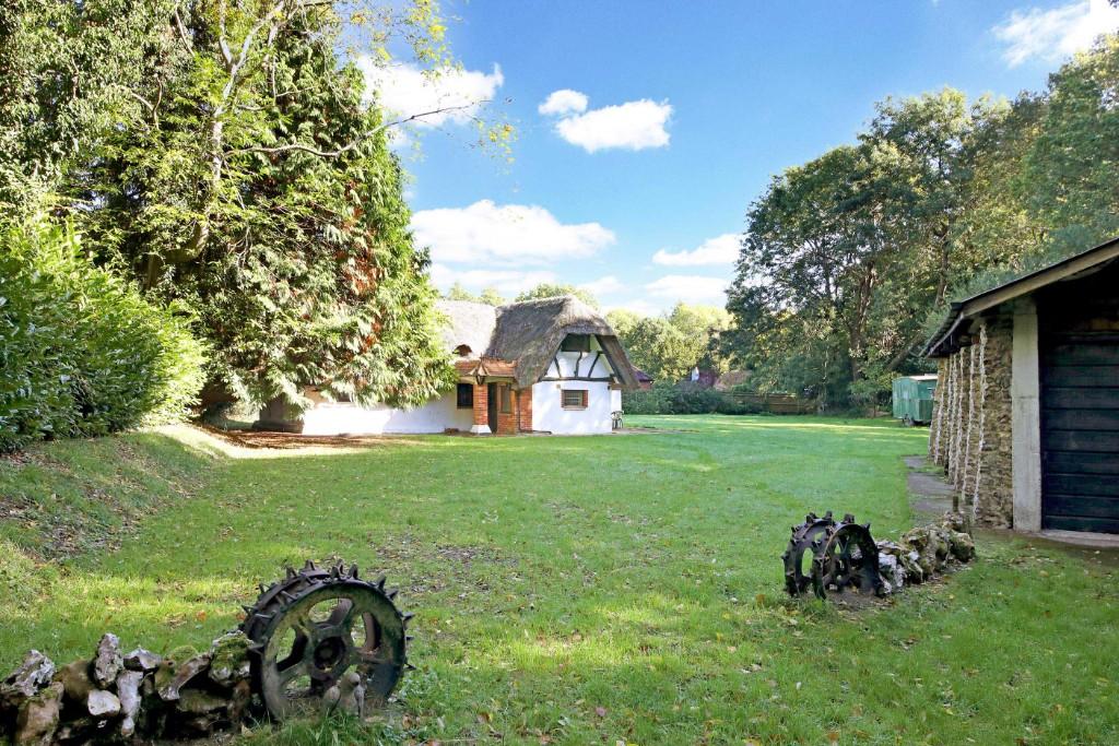 3 bedroom detached house for sale in NUNEY GREEN, Nr Mapledurham