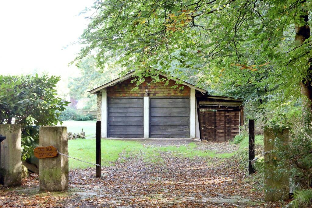 3 bedroom detached house for sale in NUNEY GREEN, Nr Mapledurham