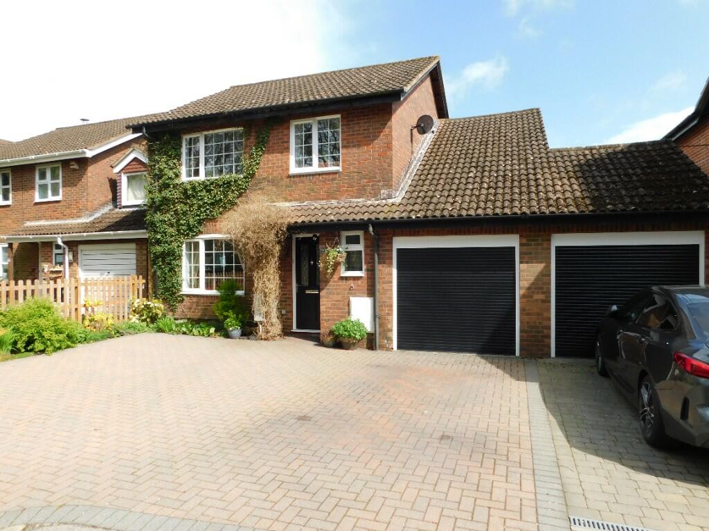 4 bedroom link detached house for sale in Whyte Close, SO45