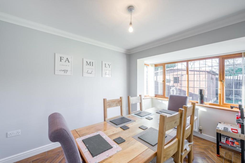 4 bedroom detached house for sale in Majors Fold, Gornal, The Straits, DY3